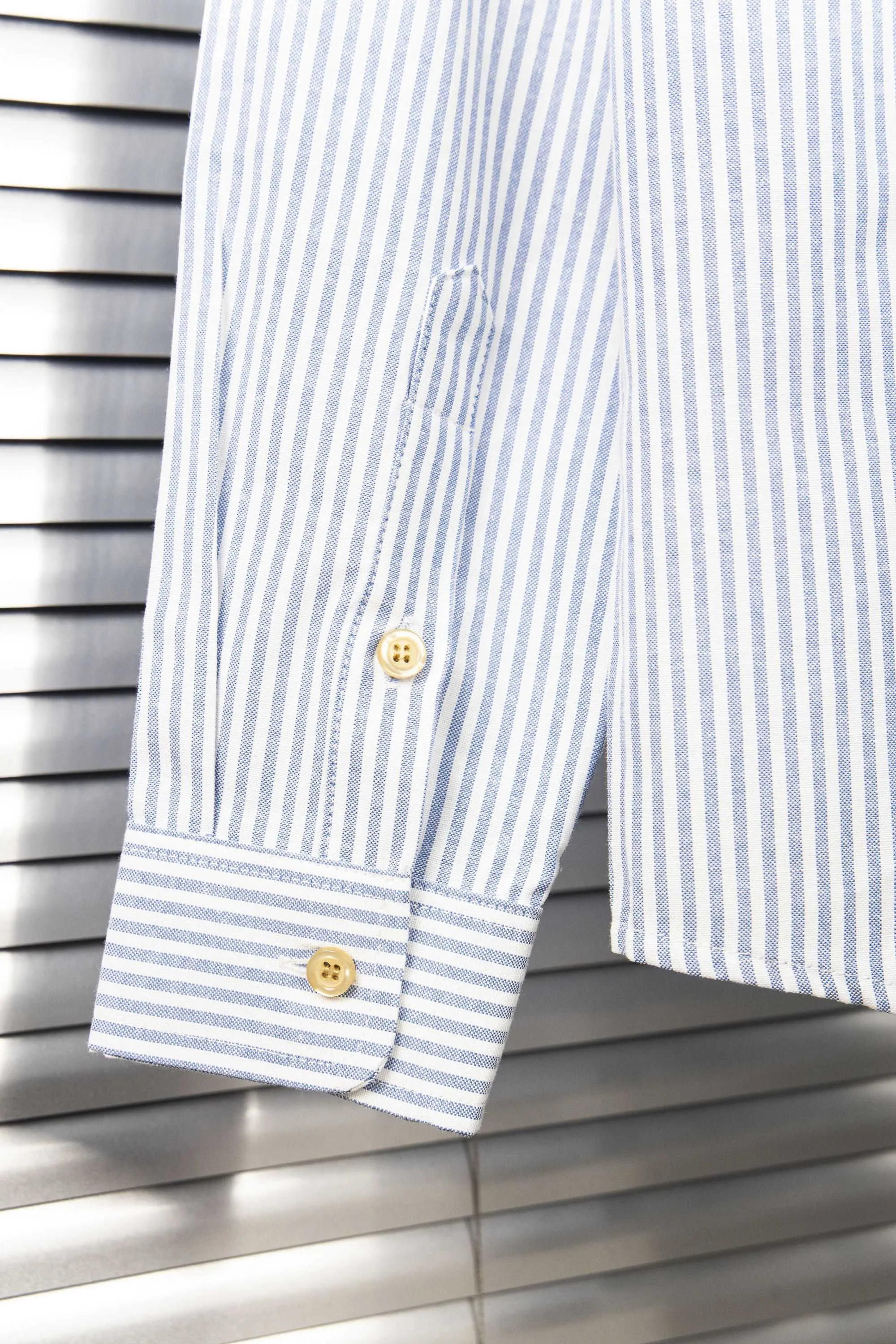🅿️230 New: Style number: B114 Ralph Lauren/Ralph Lauren classic colorful small label striped casual shirt 1️⃣ Made of high-quality classic striped fabric, the upper body is soft and comfortable, extremely delicate, has a solid, smooth and soft feel. The fabric does not wrinkle, and the feel is invincible. The details are handled perfectly! 2️⃣Adopting the washing process, the workmanship details are perfectly controlled. They are all hemmed with vest technology, and the inside of the sleeves are also different. Different from the four-needle and five-thread workmanship, the collar is also designed with interlining, which shows high-end fashion and individuality. The style is fashionable, simple and elegant! 3️⃣It is very youthful and energetic, and can be easily worn by both men and women. It is very in line with the fashion aesthetic concepts of today's young people! Color: Striped Blue Sizes: S, M, L, XL